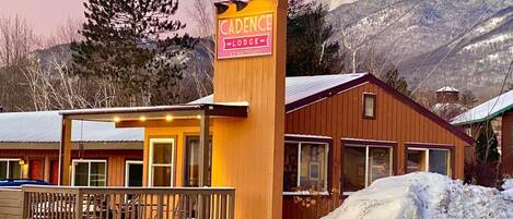 Eine Lodge namens 'Cadence' mit Holzfassade, überdachter Veranda und Bergblick.