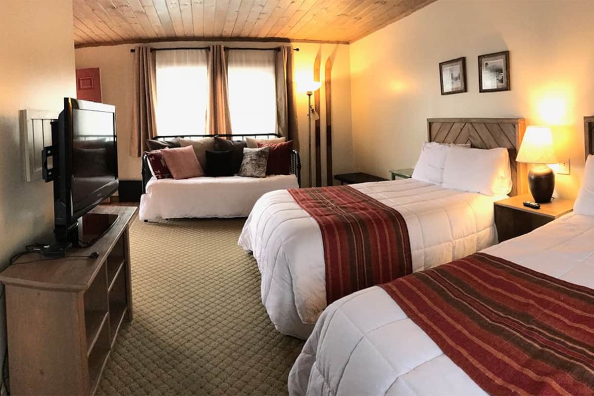 Familiekamer, meerdere bedden | Een bureau, gratis wifi, beddengoed