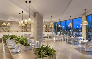 4 restaurantes; se sirve desayuno, almuerzo y cena; cocina internacional