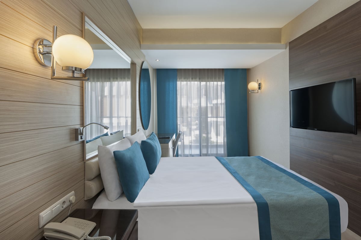 1 bedroom, free minibar, desk, laptop workspace