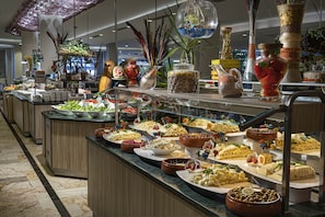 4 restaurants; breakfast, lunch, and dinner served