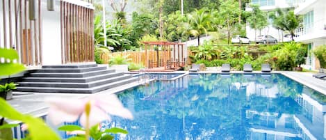 3 outdoor pools