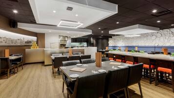 Full breakfast for a fee on weekdays