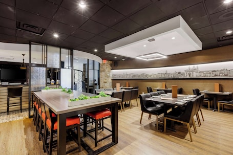 Se sirven desayunos, cenas y cocina italiana . C Hotel by Carmen's, BW Premier Collection