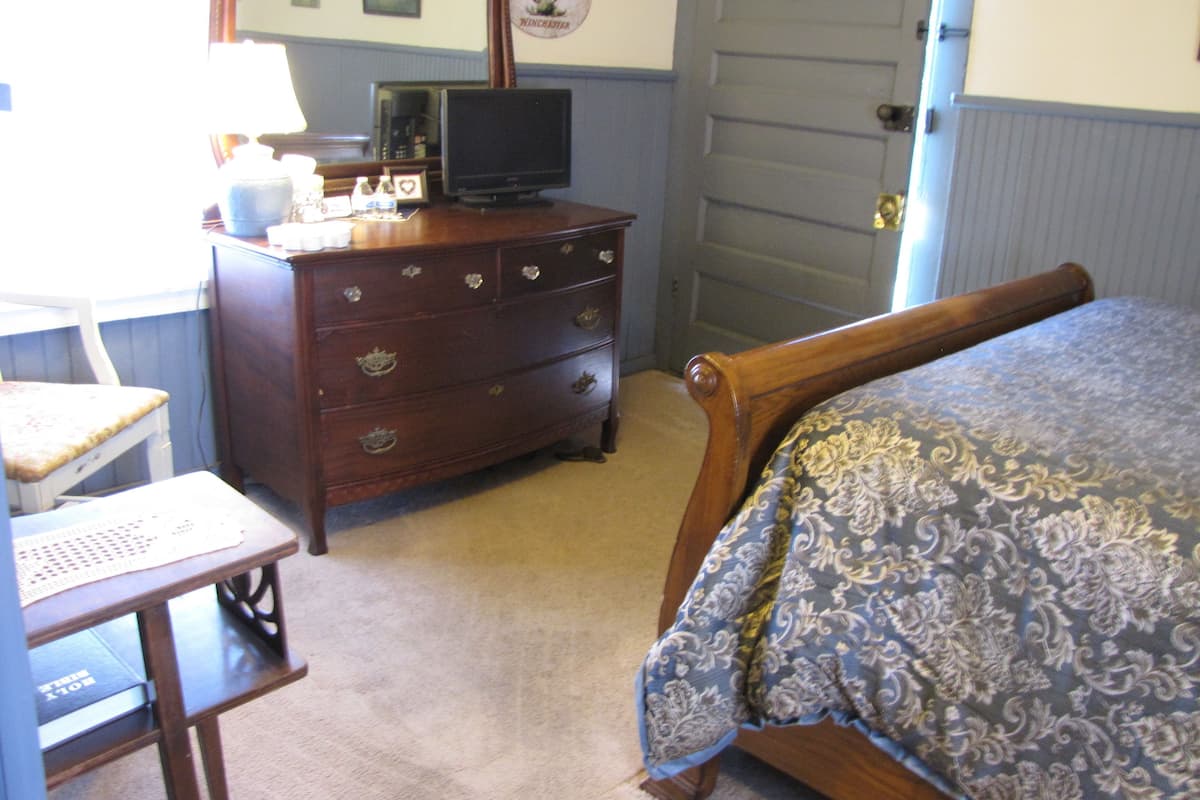 Carroll Cottage | Desk, iron/ironing board, free WiFi
