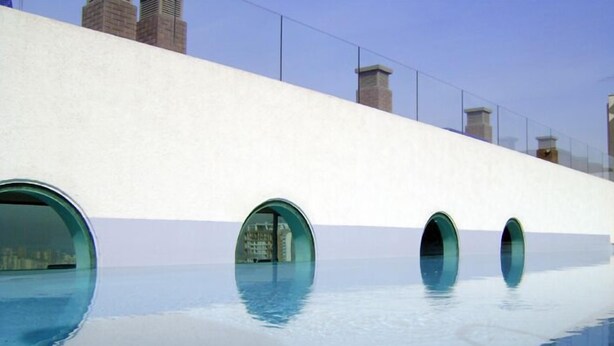 Una piscina al aire libre