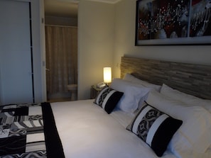 필로우탑 침대, 객실 내 금고, 암막 커튼, 다리미/다리미판