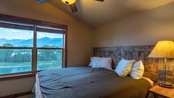 Premium bedding, desk, free cribs/infant beds, free WiFi