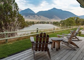 Suite King 2 Singles Non Smoking 2 person Sofa Bed | Premium bedding, desk, free cribs/infant beds, free WiFi