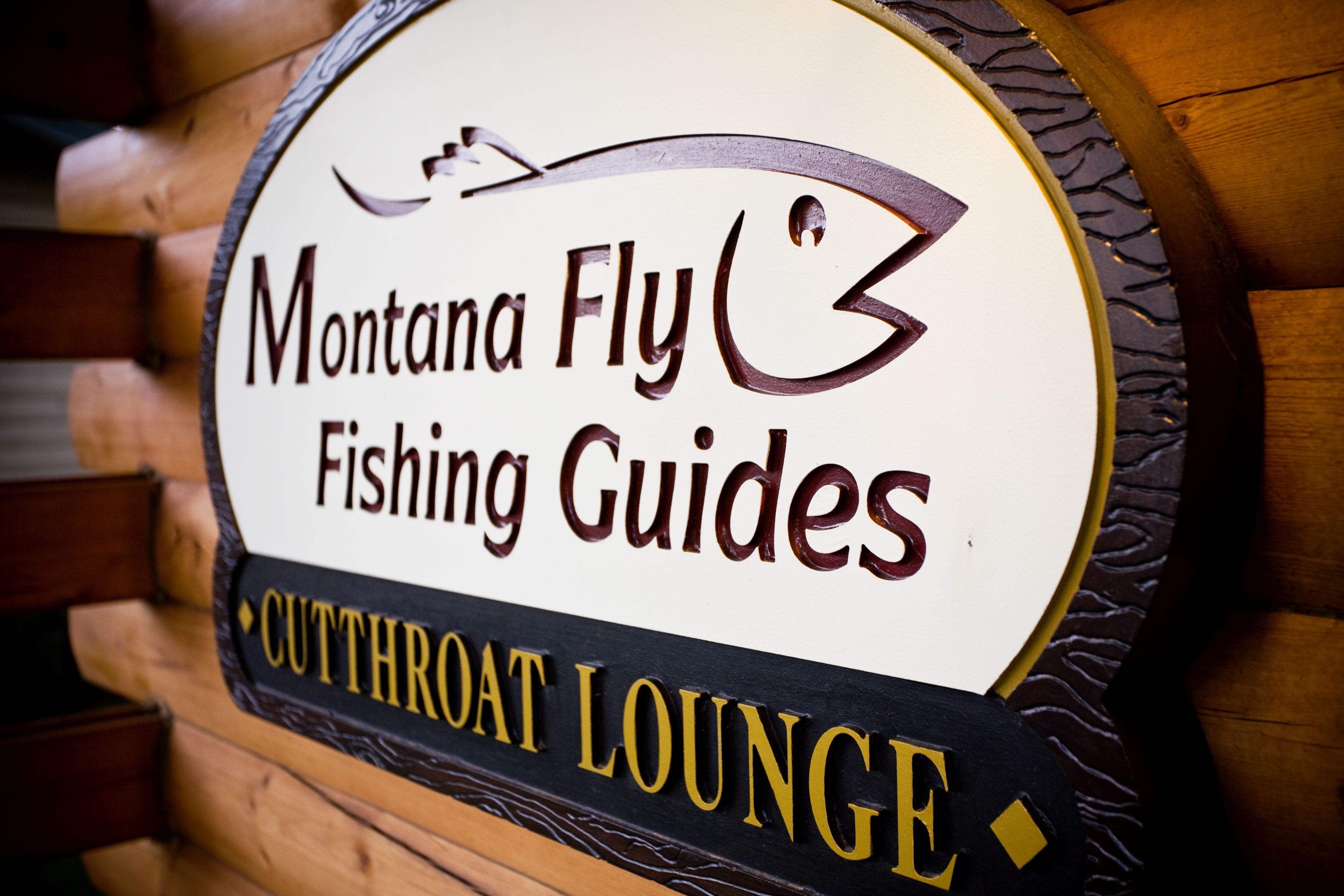 Señal para Montana Fly Fishing Guides, que indica un servicio o lugar relacionado con la pesca.