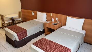 Habitación superior con 2 camas individuales | Minibar, caja fuerte, escritorio y espacio para trabajar con un portátil