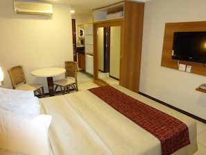 Habitación, vista parcial al mar | Minibar, caja de seguridad en la habitación y escritorio 