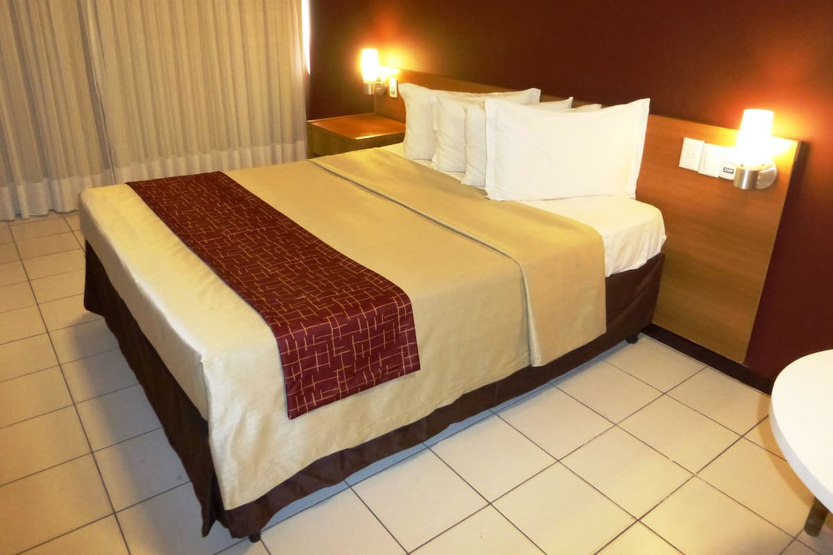 Superior Triplo Twin | Frigobar, cofres nos quartos, escrivaninha