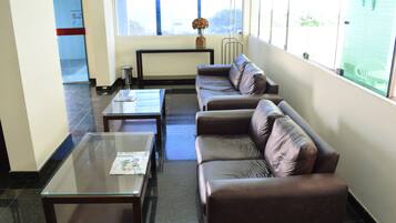 Área de estar no saguão