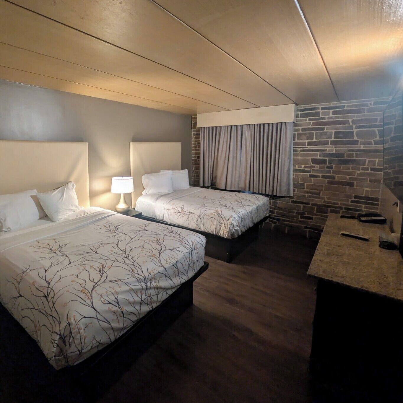 デラックス ルーム キングベッド 1 台 喫煙可 | 遮光カーテン、WiFi (無料)、ベッドシーツ