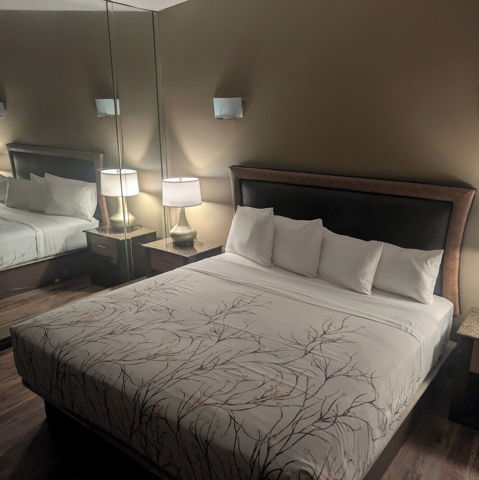 遮光カーテン、WiFi (無料)、ベッドシーツ