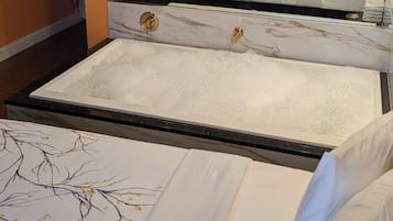 Deluxe kamer, 1 kingsize bed, bubbelbad | Verduisterende gordijnen, gratis wifi, beddengoed