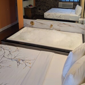 デラックス ルーム キングベッド 1 台 ジェットバス | 遮光カーテン、WiFi (無料)、ベッドシーツ