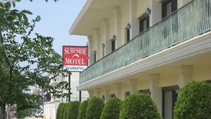 A SURFSIDE MOTEL with a sign indicating PARKING. - Surfside Motel (Howard Beach)