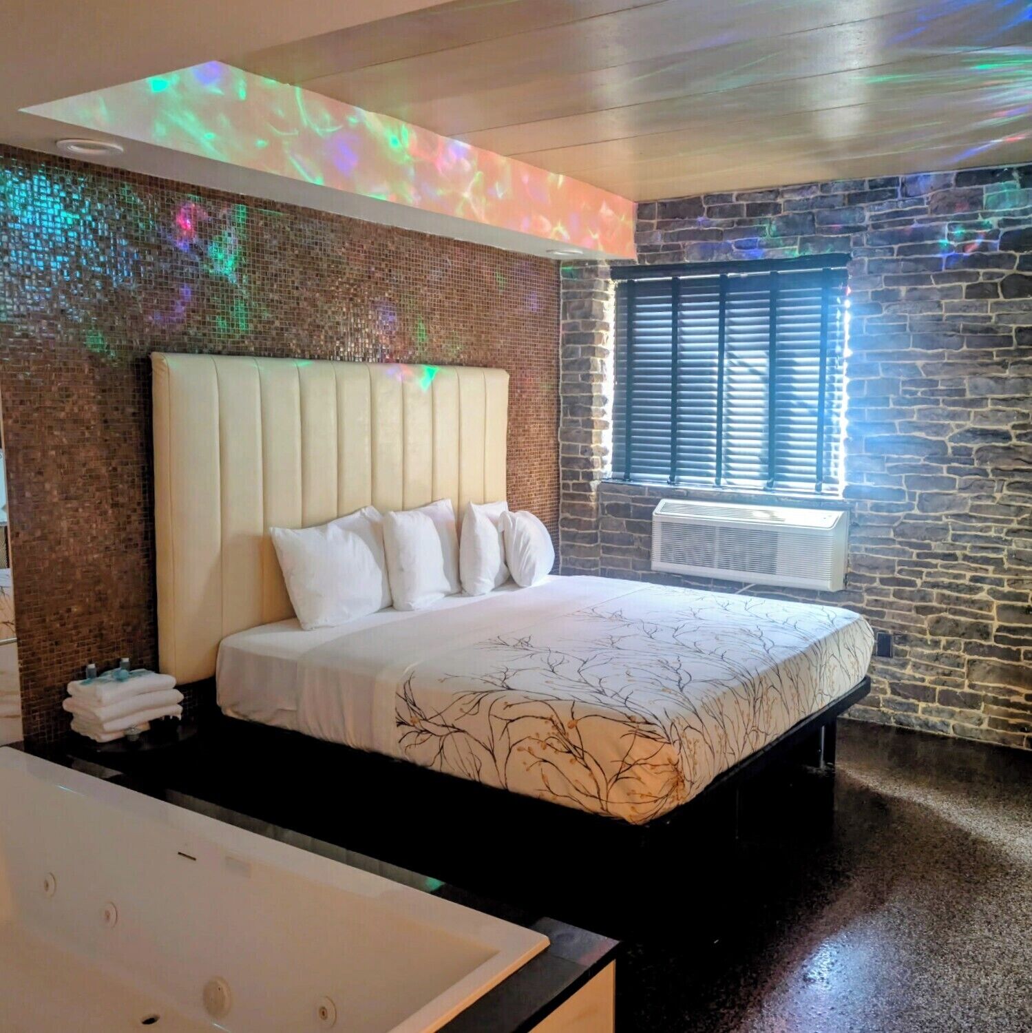 Deluxe kamer, 1 kingsize bed, bubbelbad | Verduisterende gordijnen, gratis wifi, beddengoed