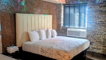 Deluxe kamer, 1 kingsize bed, bubbelbad | Verduisterende gordijnen, gratis wifi, beddengoed