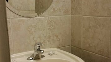 Combined shower/tub, towels