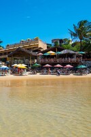 En la playa, arena blanca, camas de playa gratis