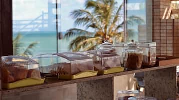 Breakfast and lunch served, international cuisine