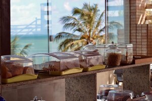 Se sirven desayunos y almuerzos, cocina internacional