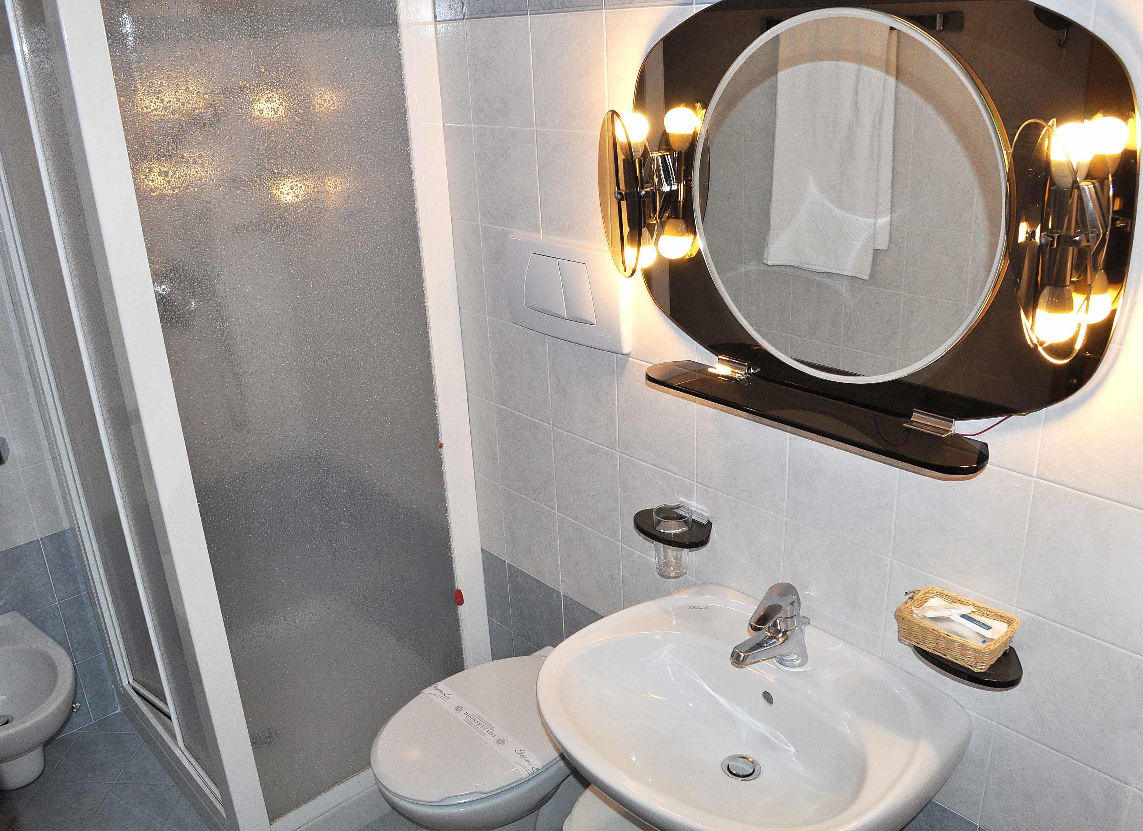 comfort double or twin room | bathroom | free toiletries, hair dryer, bidet, towels