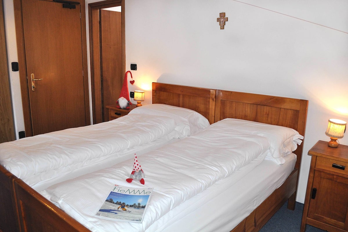 Economy Double Room | In-room safe, desk, iron/ironing board, free WiFi