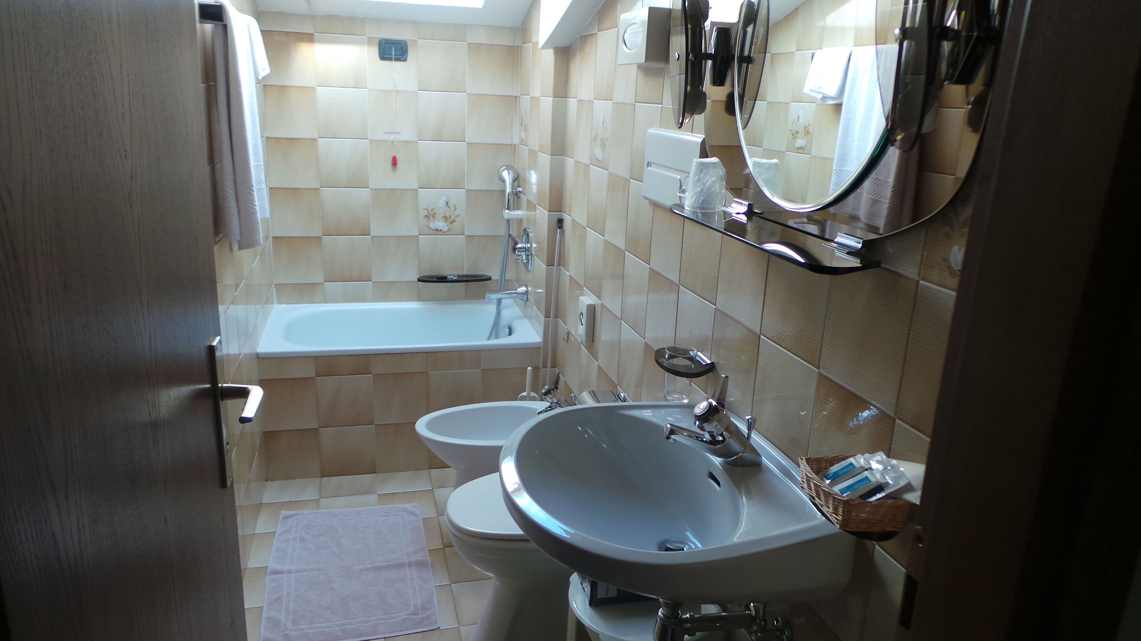 economy double room | bathroom | free toiletries, hair dryer, bidet, towels