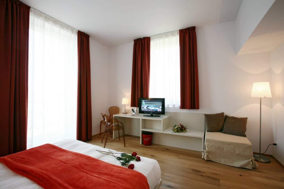 Hochwertige Bettwaren, Daunenbettdecken, Select-Comfort-Betten, Minibar