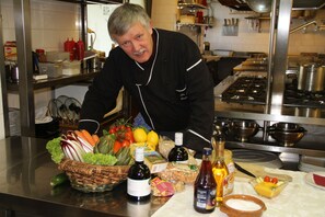 Se sirven desayunos, almuerzos y cenas; con vista al jardín