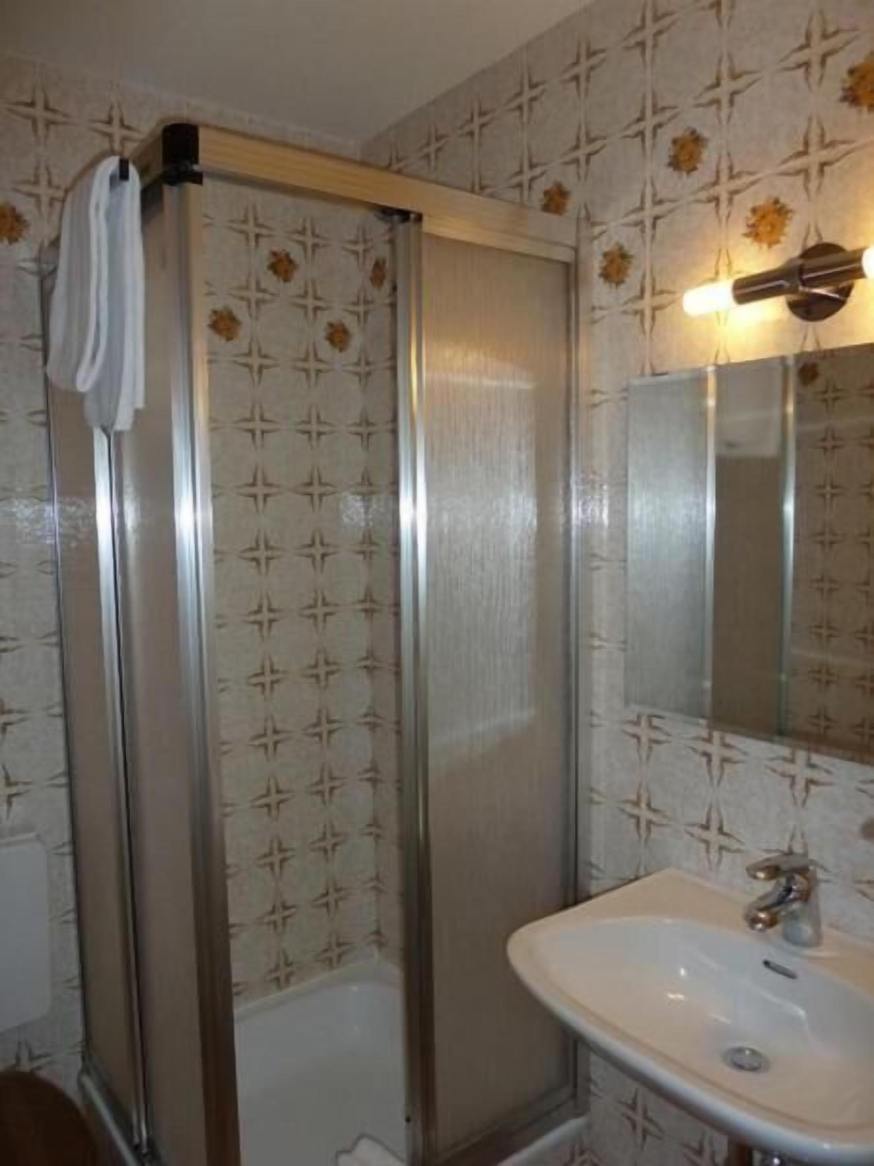 combined shower/bathtub, hair dryer, towels