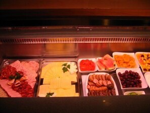 A buffet with various food items including meats, cheeses, fruits, and vegetables. - Landgasthof Wellmann (Markt Taschendorf)
