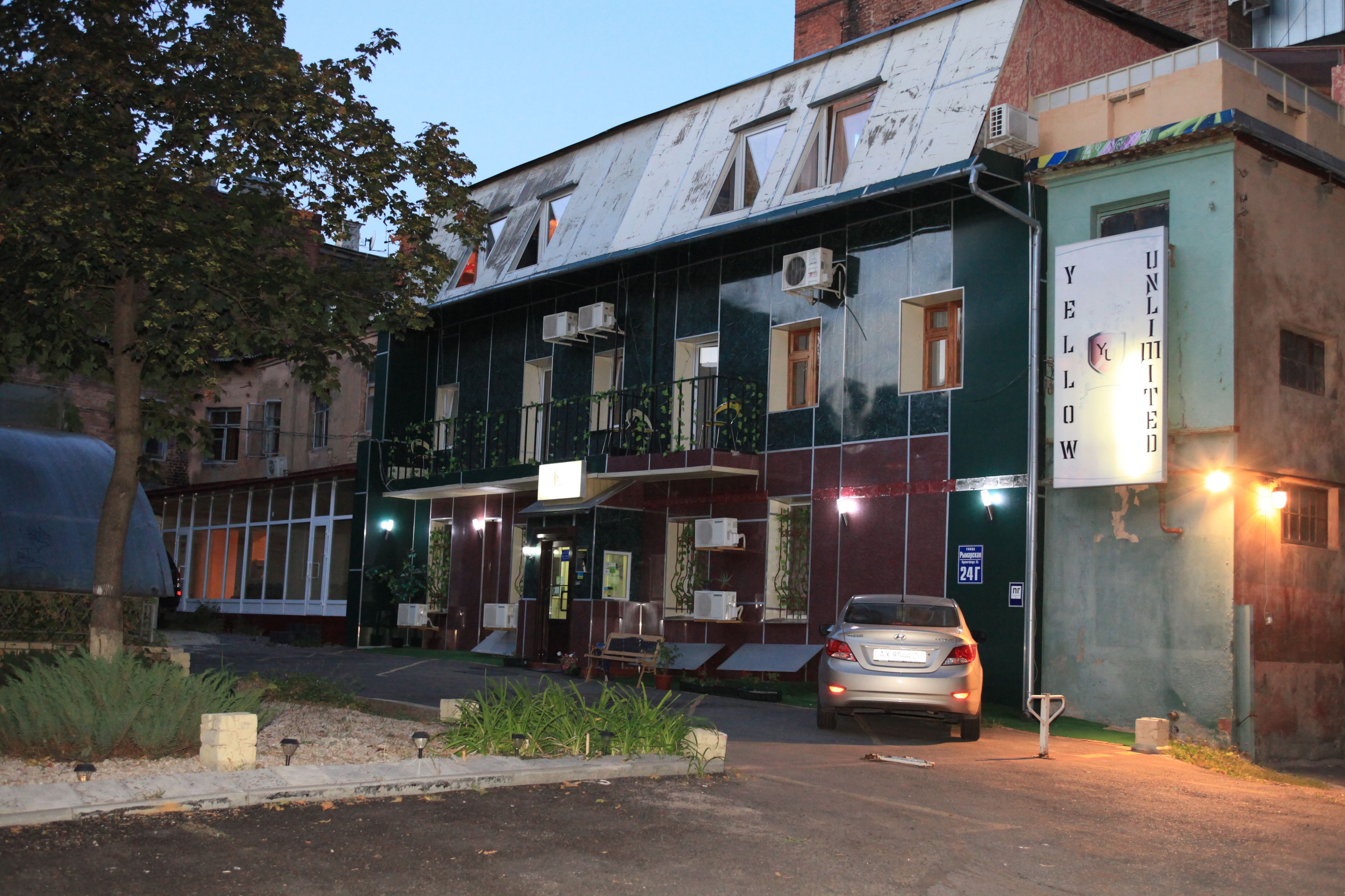 A building with a sign reading "YELLOW BLIND".