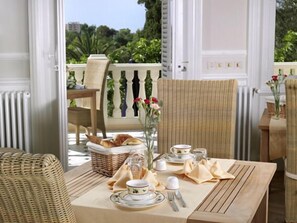 Daily cooked-to-order breakfast (EUR 16 per person)