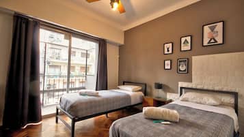 Habitación estándar con 2 camas individuales, baño compartido | Tabla de planchar con plancha, wifi gratis y ropa de cama