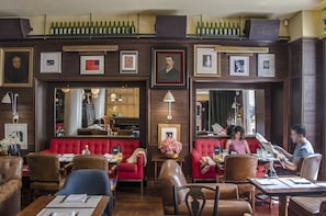 Petit déjeuner buffet (18 EUR par personne)