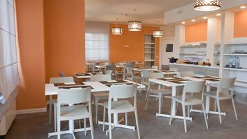 Desayuno continental diario (EUR 5 por persona)