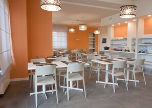 Petit déjeuner continental (5 EUR par personne)