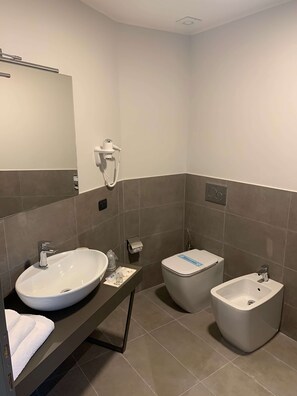 Shower, rainfall showerhead, free toiletries, hair dryer