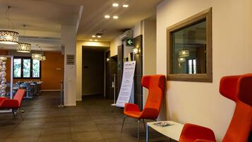 Shower, rainfall showerhead, free toiletries, hair dryer