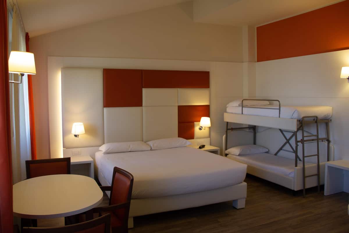 Kamar Keluarga | Minibar, brankas, meja kerja, dan tirai kedap cahaya