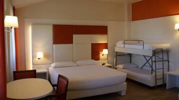 Familienzimmer | Minibar, Zimmersafe, Schreibtisch, Verdunkelungsvorhänge
