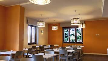 Daily continental breakfast (EUR 5 per person)