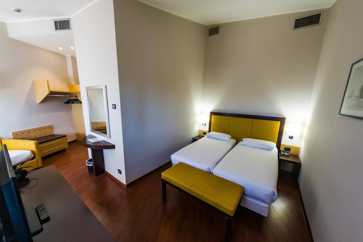 Kamar Triple Standar | Minibar, brankas, meja kerja, dan tirai kedap cahaya