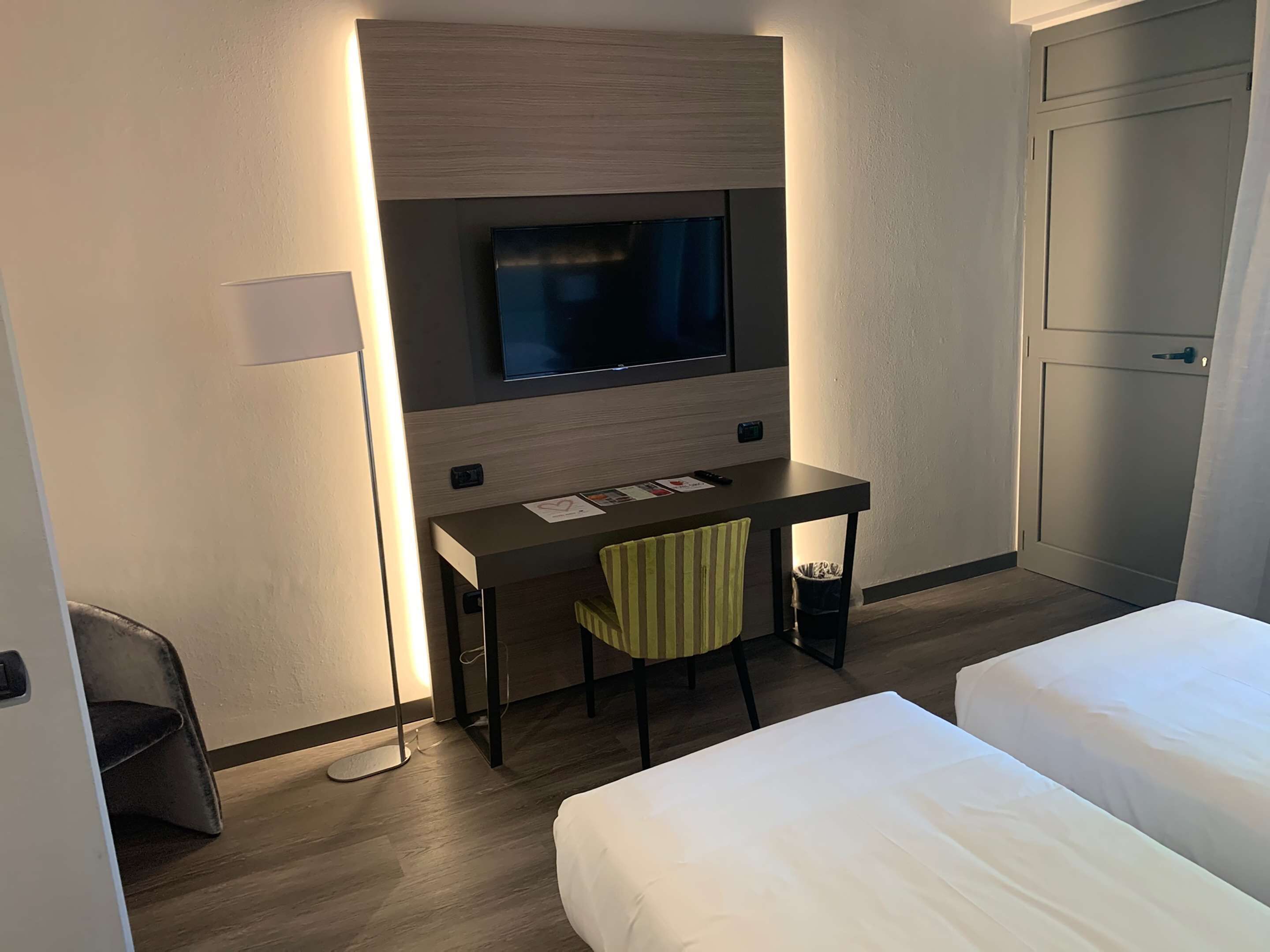 standard double or twin room | minibar, in-room safe, desk, blackout curtains