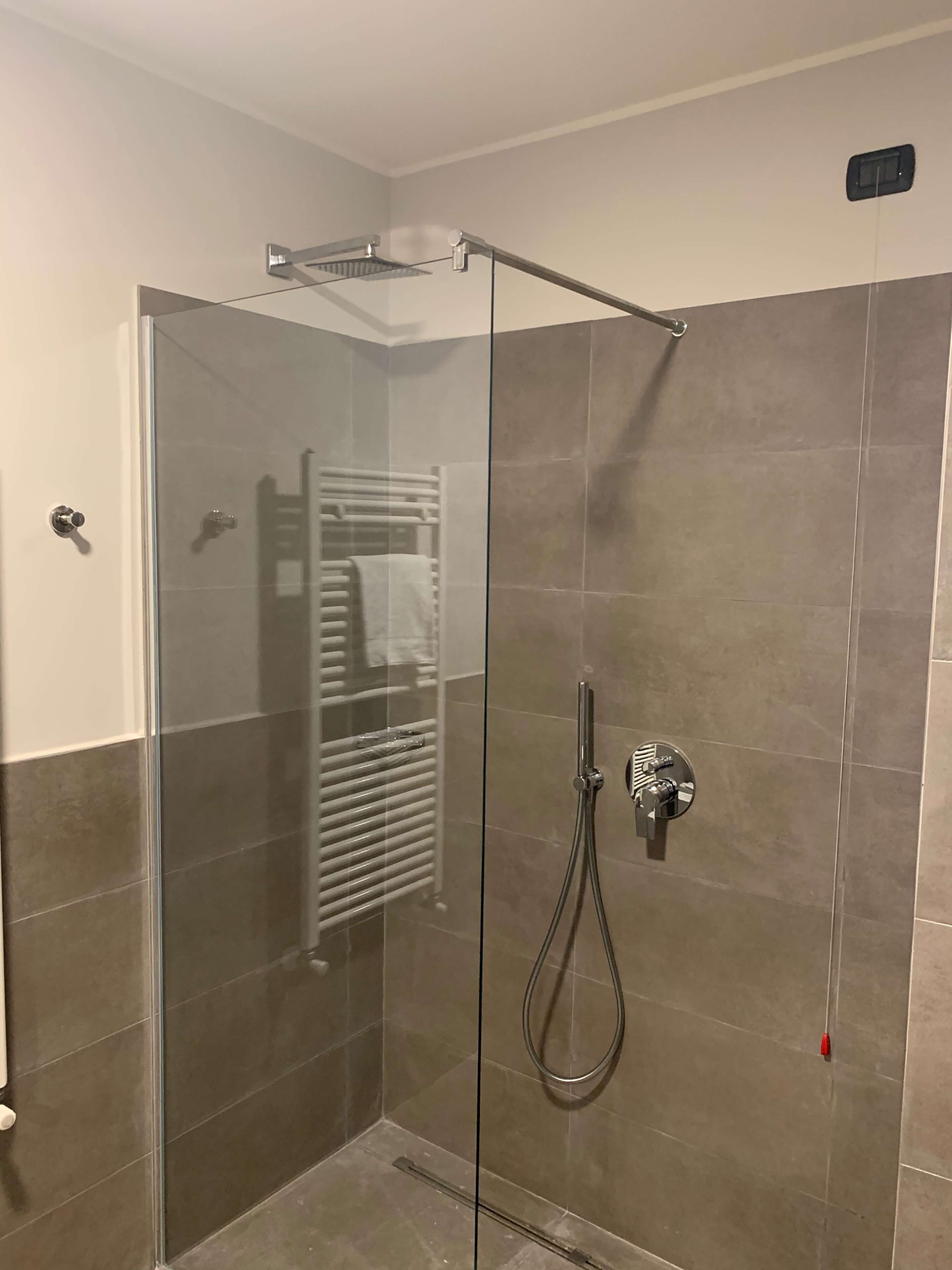 shower, rainfall showerhead, free toiletries, hair dryer